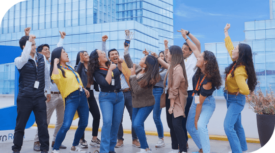Personas colaborando en un entorno de trabajo moderno